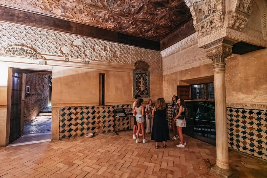 Granada: Alhambra and Nasrid Palaces Guided Tour at Night - Inside the illuminated Nasrid Palaces