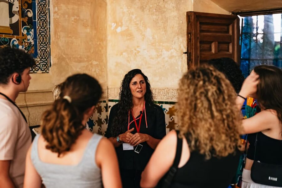 Granada: Alhambra and Nasrid Palaces Guided Tour at Night - Shared group or private visit