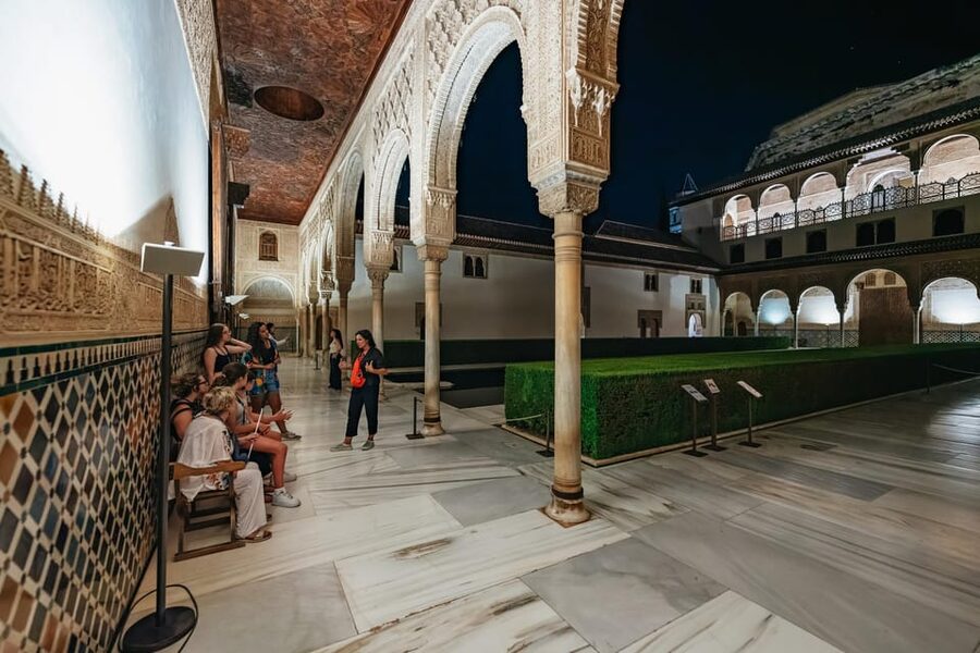 Granada: Alhambra and Nasrid Palaces Guided Tour at Night - Summer comfort and seasonal timing