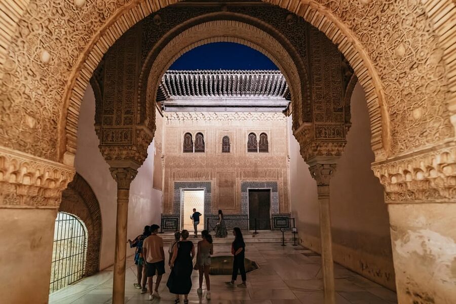 Granada: Alhambra and Nasrid Palaces Guided Tour at Night - Practical rules that matter at the entrance