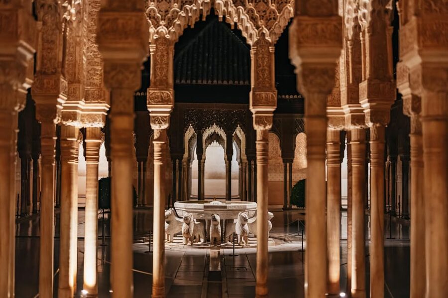 Granada: Alhambra and Nasrid Palaces Guided Tour at Night - The Palace of Charles V in the evening light