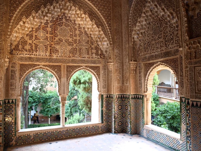 Granada: Alhambra Complex Guided Tour with Ticket - Why a guided Alhambra visit makes sense
