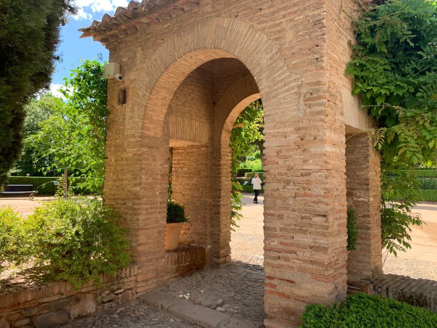 Granada: Alhambra Complex Guided Tour with Ticket - The old medina: a vanished city within the walls