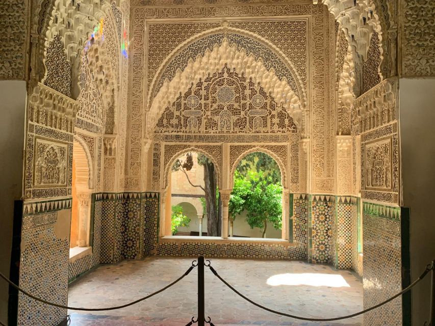Granada: Alhambra Complex Guided Tour with Ticket - Meeting the guide at the orange umbrella