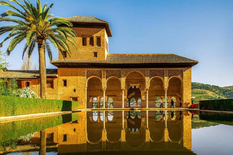 Granada: Alhambra, Generalife & Nasrid Palaces Guided Tour - Generalife: fountains, flowers, and a royal retreat
