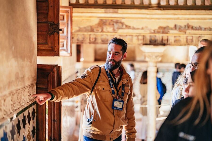Granada: Alhambra Guided Tour with Nasrid Palaces & Gardens - What to bring and what to leave behind