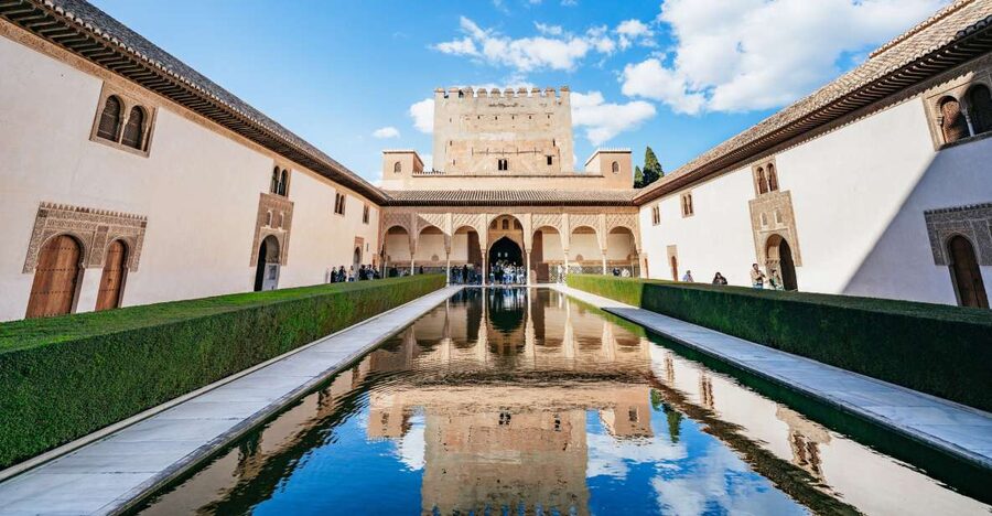 Granada: Alhambra Guided Tour with Nasrid Palaces & Gardens - Why a guide helps at the Alhambra