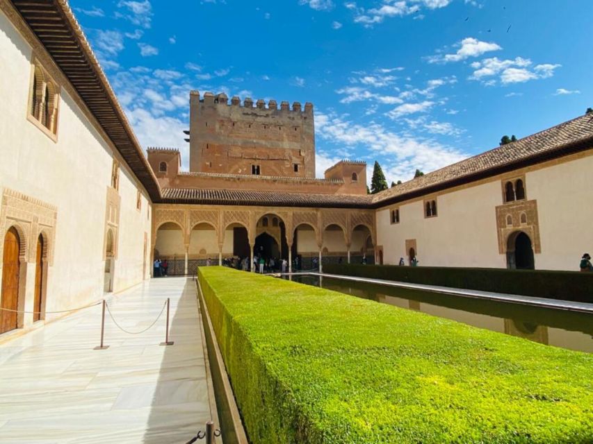 Granada: Alhambra Guided Tour with Nasrid Palaces - Generalife: fountains, shade, and royal leisure