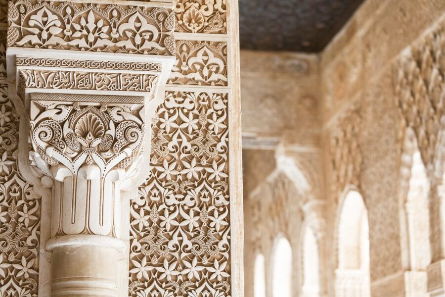 Granada: Alhambra, Nasrid Palaces, & Generalife Guided Tour - Group size and language are the key tradeoffs