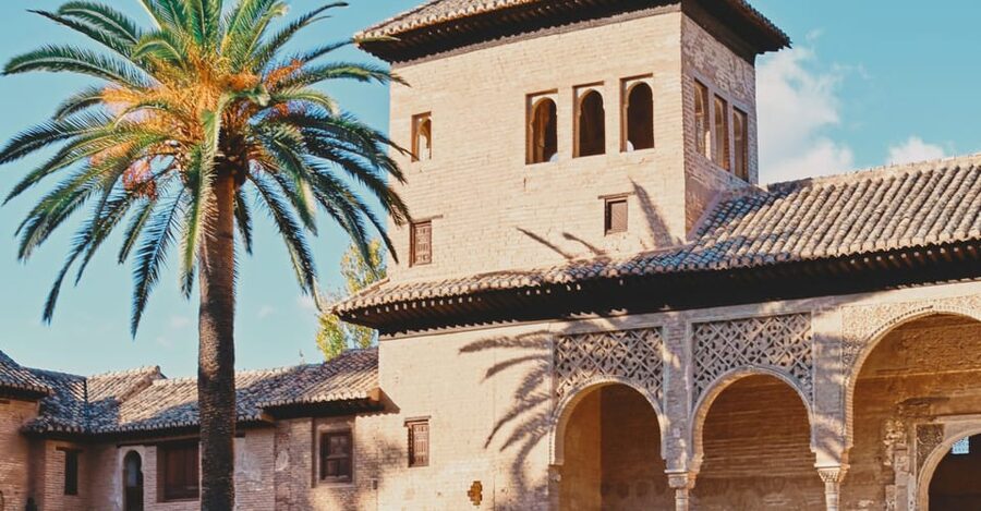 Granada: Alhambra & Nasrid Palaces Small Group Guided Tour - The Nasrid Palaces and the Court of the Lions