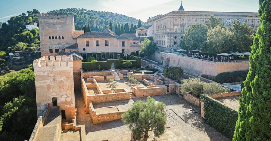 Granada: Alhambra & Nasrid Palaces Small Group Guided Tour - Generalife Gardens and Palace