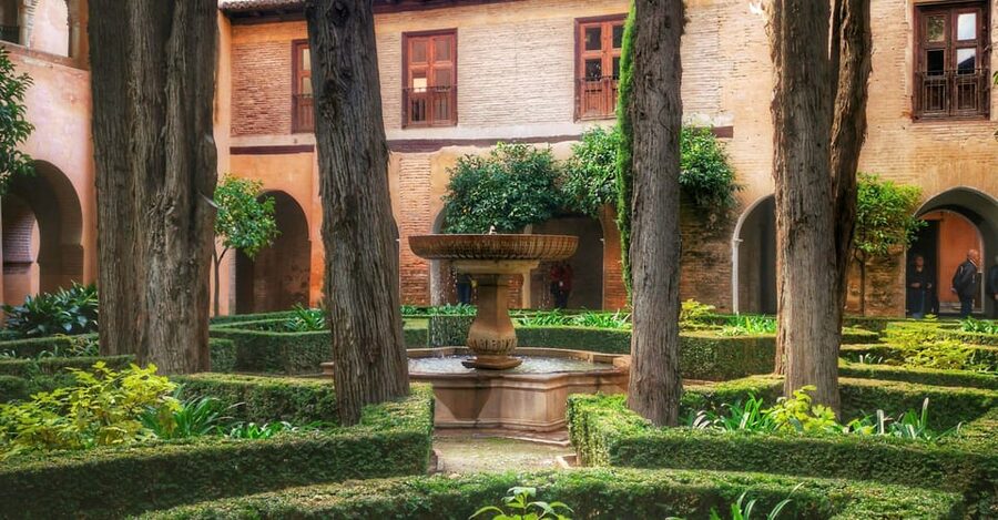 Granada: Alhambra & Nasrid Palaces Small Group Guided Tour - What the guides add to the experience