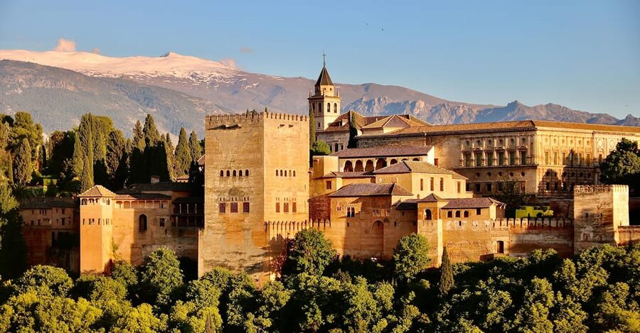 Granada: Alhambra & Nasrid Palaces Small Group Guided Tour - Meeting the guide and getting inside