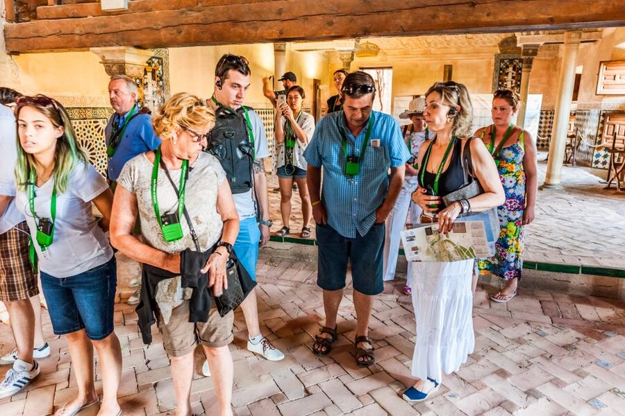 Granada: Alhambra & Nasrid Palaces Tour with Tickets - Why the Alhambra is best understood with a guide