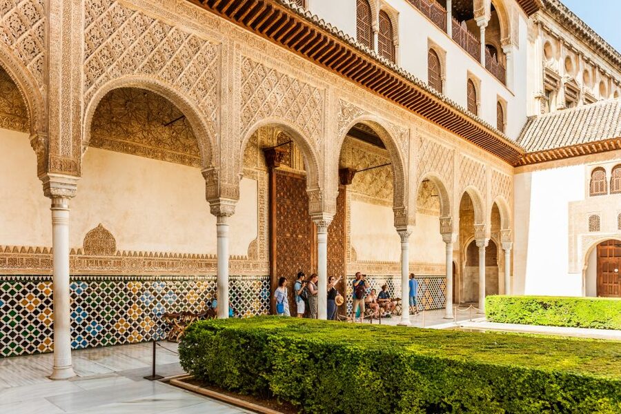 Granada: Alhambra & Nasrid Palaces Tour with Tickets - The Generalife: gardens built for rest
