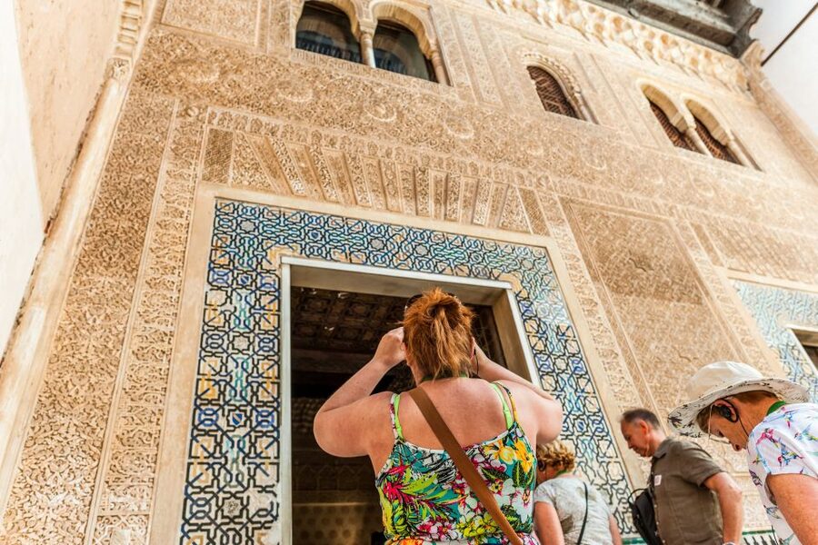 Granada: Alhambra & Nasrid Palaces Tour with Tickets - The Alcazaba and Torre de la Vela