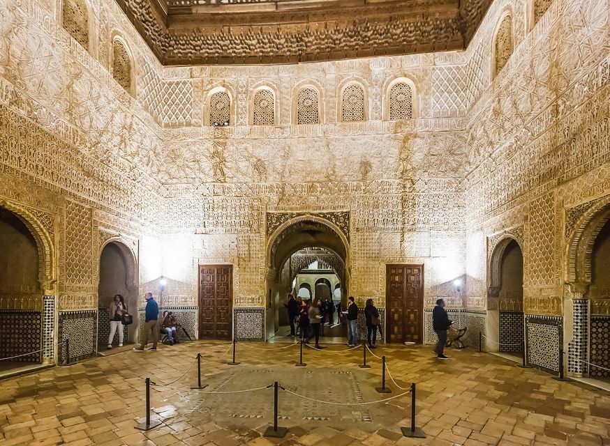 Granada: Alhambra & Nasrid Palaces Tour with Tickets - Palace of Charles V: a sharp change in style