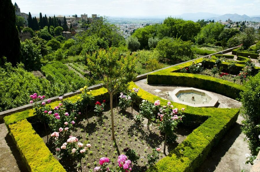 Granada: Alhambra Palace Guided Tour - Plaza de los Aljibes: a final look across the site