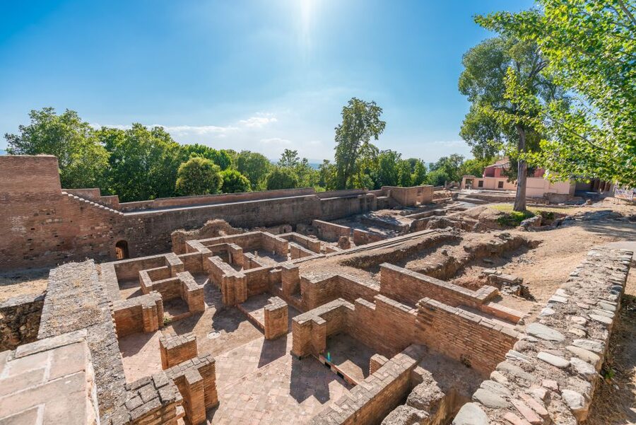Granada: Alhambra Ticket and Guided Tour with Nasrid Palaces - Why a guide helps at the Alhambra