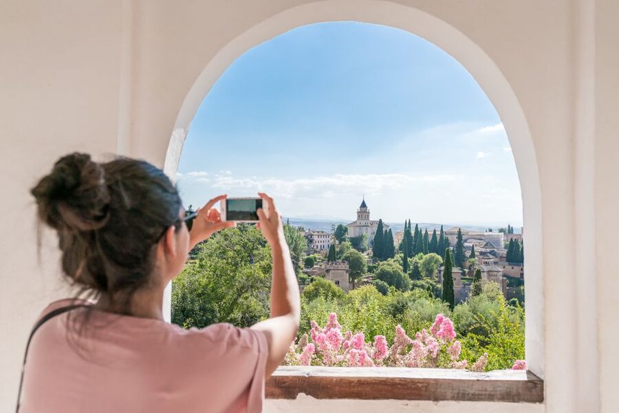 Granada: Alhambra Ticket and Guided Tour with Nasrid Palaces - Generalife Gardens: a calm opening