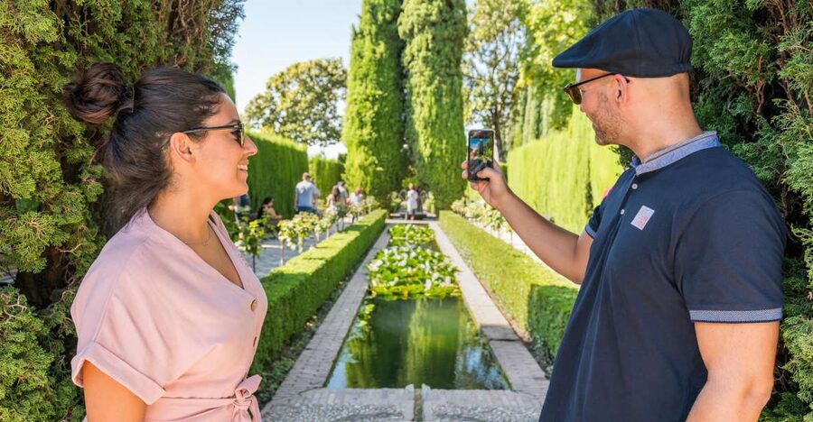 Granada: Alhambra Ticket and Guided Tour with Nasrid Palaces - The Medina and the old palatial city