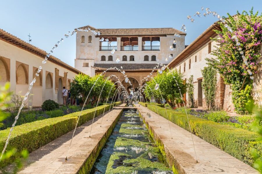 Granada: Alhambra Ticket and Guided Tour with Nasrid Palaces - Small group or private tour?