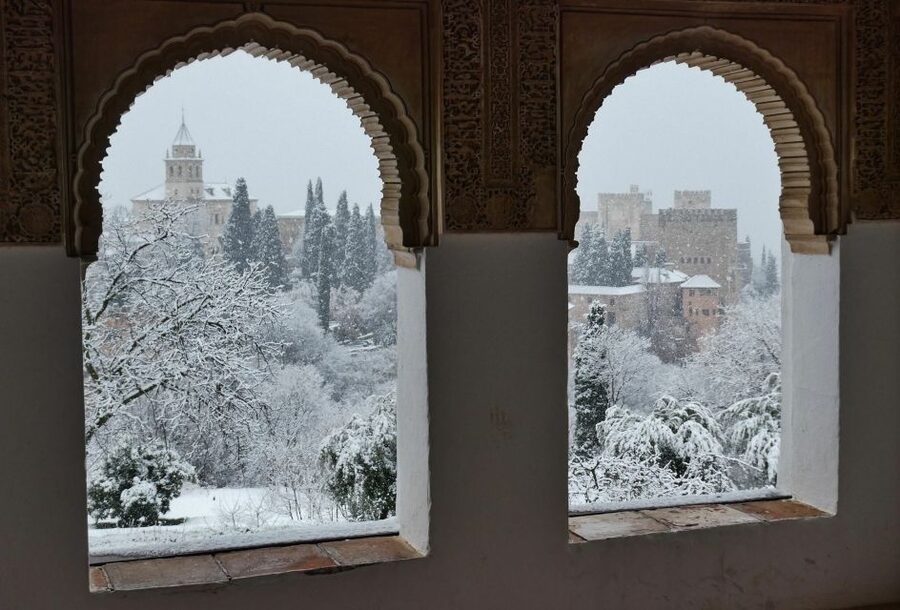 Granada: Fast-Track Alhambra & Nasrid Palaces Guided Tour - Seeing the Alcazaba as a fortress