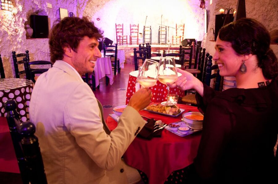 Granada: Flamenco Show at Templo del Flamenco with Drink - What happens during the one-hour show