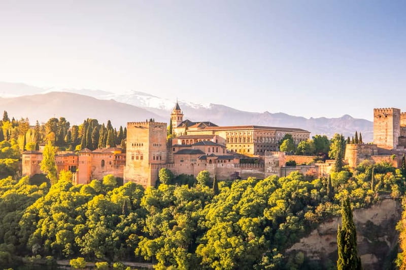 Granada: Gardens of the Alhambra and Generalife Regular Tour - Group size, guiding, and sound quality