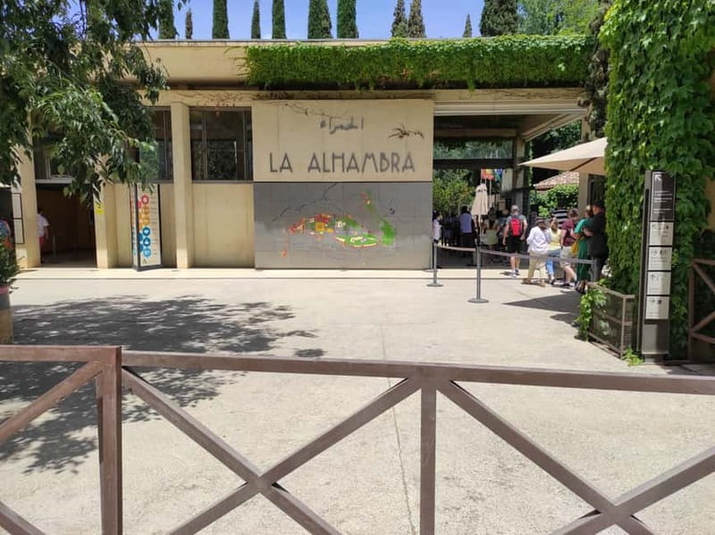 Granada: Gardens of the Alhambra and Generalife Regular Tour - Timing, meeting point, and what to carry
