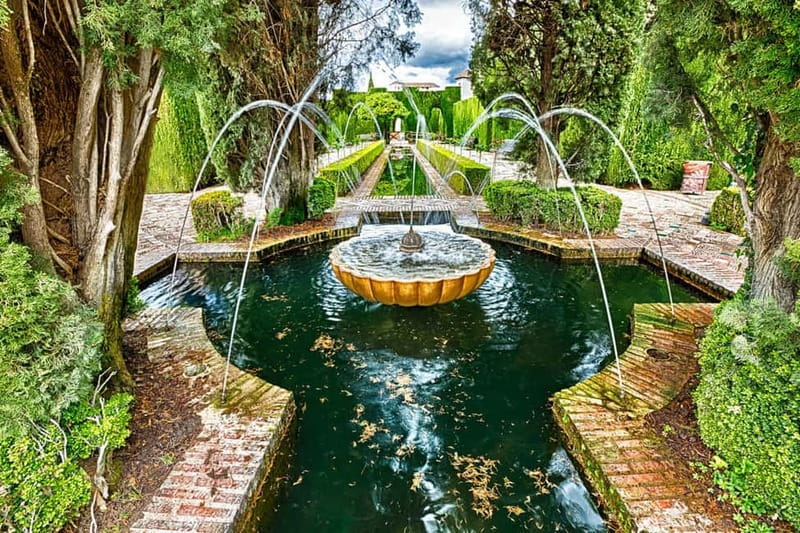 Granada: Gardens of the Alhambra and Generalife Regular Tour - Walking through the old Muslim medina