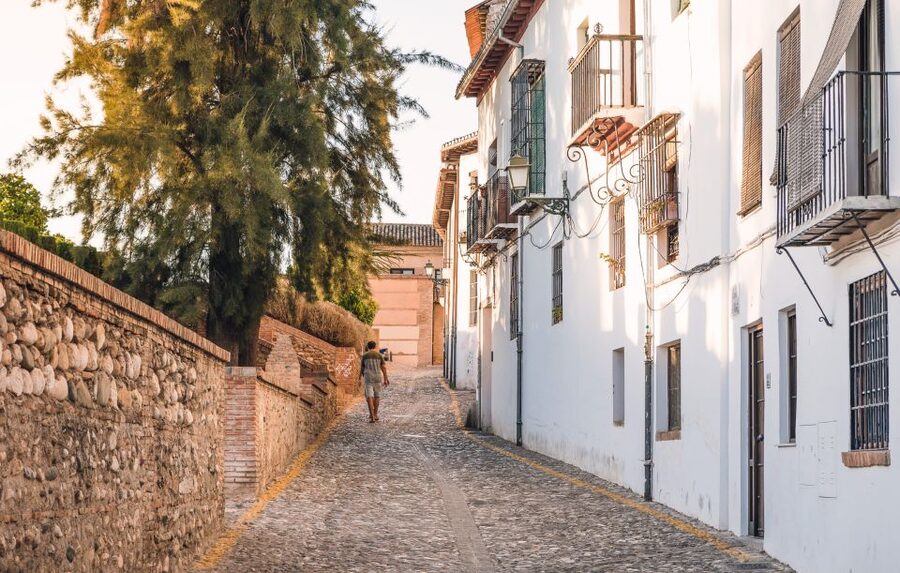 Granada: Moorish Monuments Entrance Tickets - Walking between the sites matters
