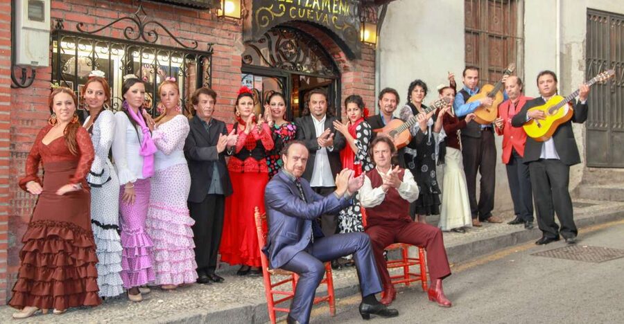 Granada: Sacromonte Caves Flamenco Show with Dinner - Entering the Sacromonte cave