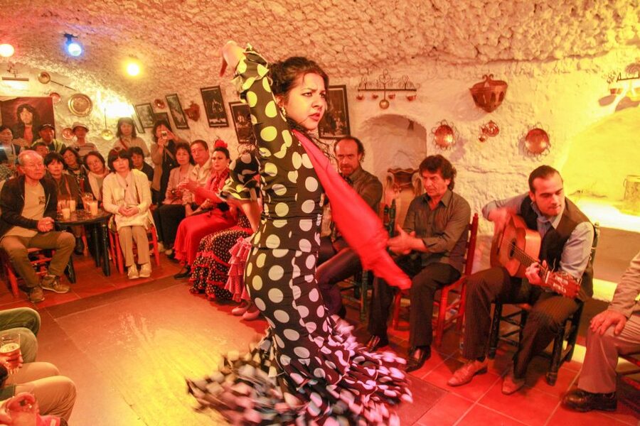Granada: Sacromonte Caves Flamenco Show with Dinner - Why the cave changes the experience