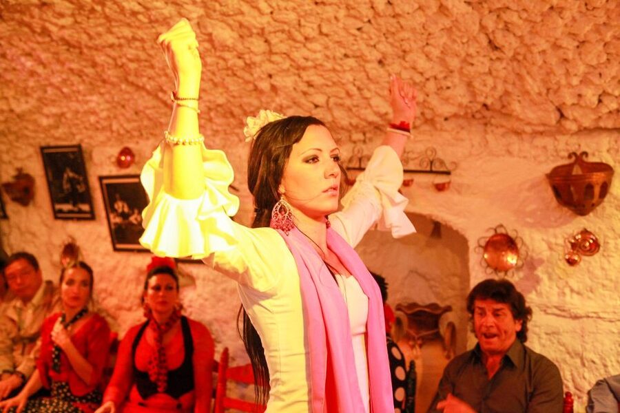 Granada: Sacromonte Caves Flamenco Show with Dinner - Getting to Cuevas Los Tarantos