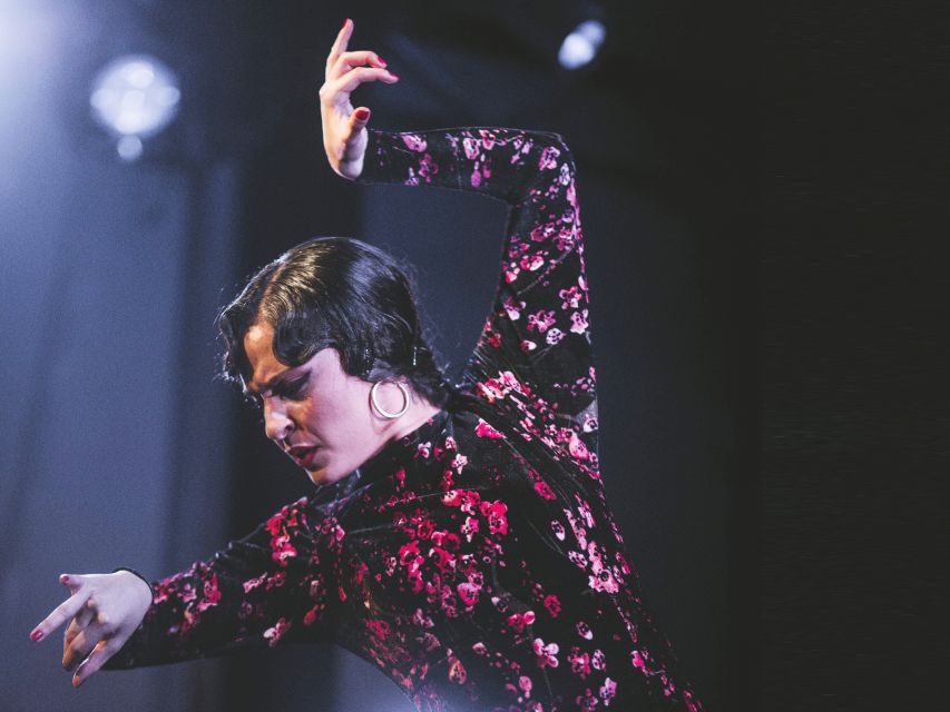Granada: Traditional Flamenco Show at Tablao Casa Ana - Why the intimate room matters