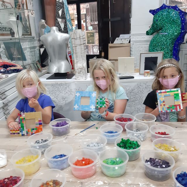 Guided Gaudí’s Trencadís Mosaic Workshop in Barcelona - Choosing between a frame, box, animal, or custom shape