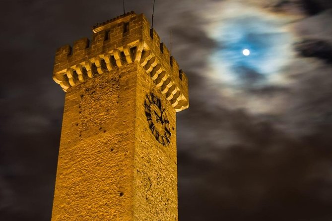 guided night tour - Castle ruins at the narrowest point of the old center