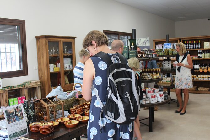 Guided tour and olive oil tasting in Alhaurin el Grande (Málaga) - Guides who keep the tour easy to follow