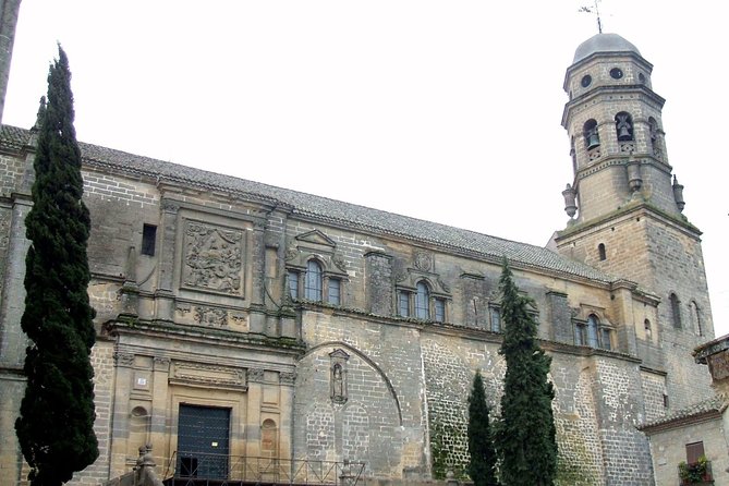 Guided tour of Baeza with entrance Baeza Cathedral - Santa María Square and the cathedral entrance