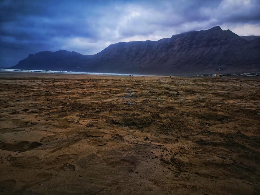 Lanzarote: César Manrique Foundation and Teguise Market - The Famara stop: beautiful views, limited time
