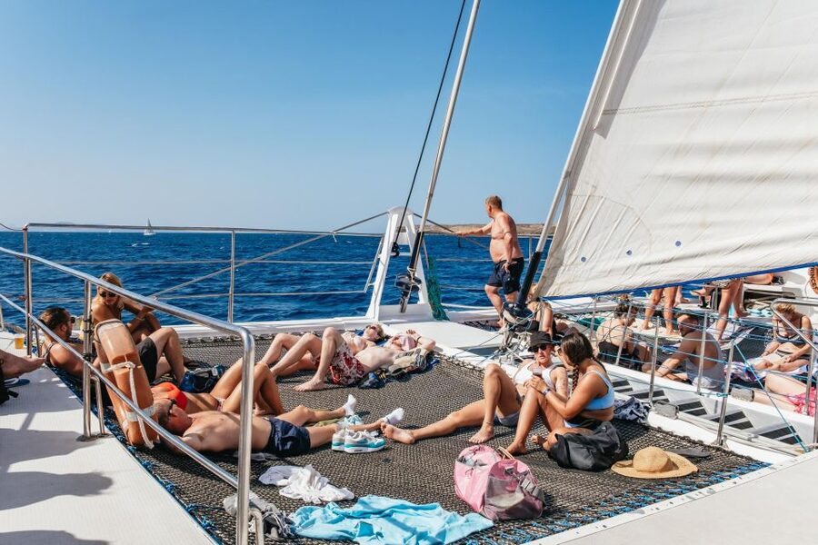 Lanzarote: Day Trip to the Papagayo Beaches by Catamaran - Lunch, drinks, and the onboard atmosphere