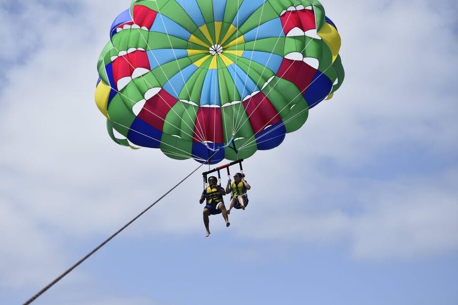 Lanzarote: Parasailing Adventure in Puerto del Carmen - What happens while other people fly