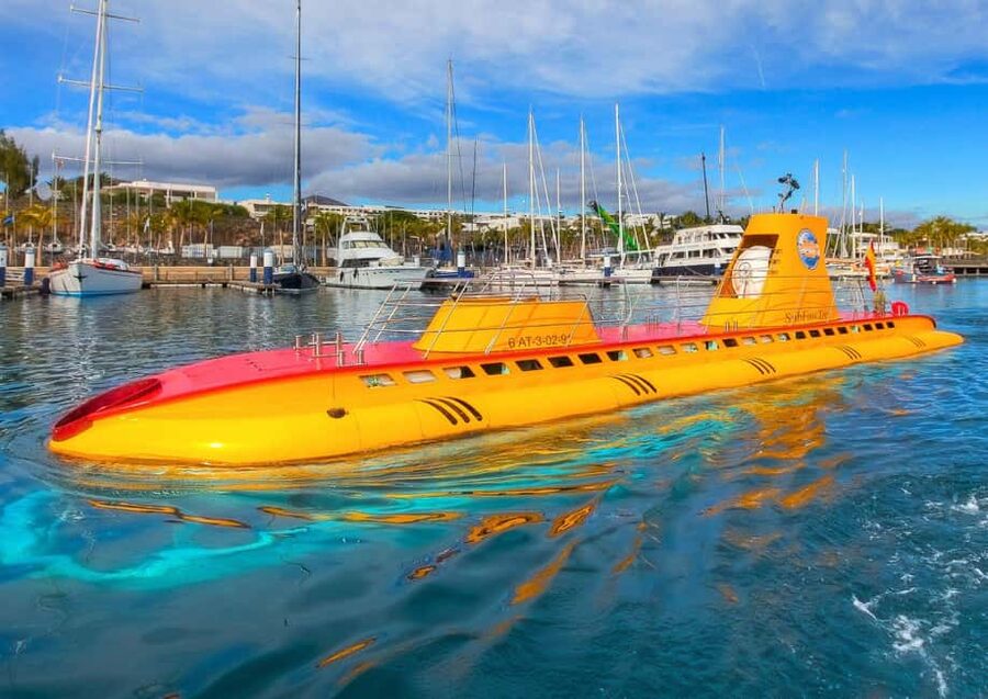 Lanzarote: Real Submarine Dive with Hotel Pickup - The journey down to 30 metres