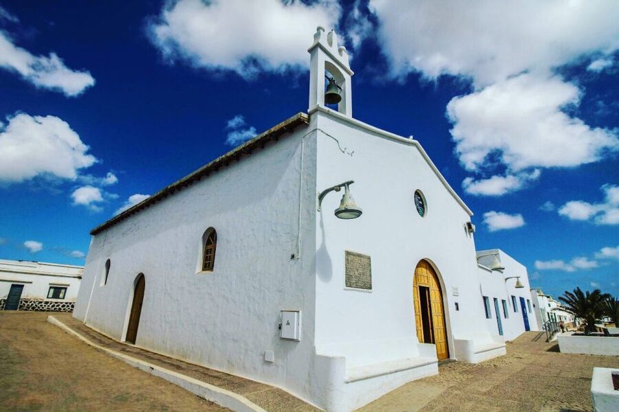 Lanzarote: Return Ferry to La Graciosa with Bus Pickup - Choosing between walking, a jeep ride, and a quiet afternoon