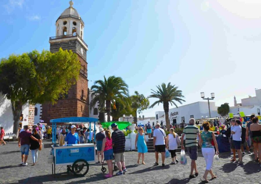 Lanzarote: Teguise Handicraft Market and La Graciosa Island - From Teguise to Órzola through northern Lanzarote