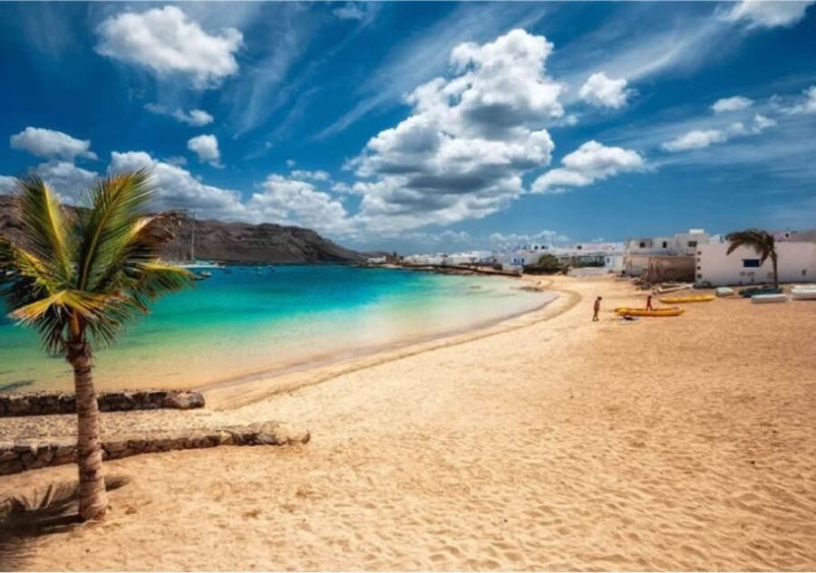 Lanzarote: Teguise Handicraft Market and La Graciosa Island - The 25-minute crossing to La Graciosa