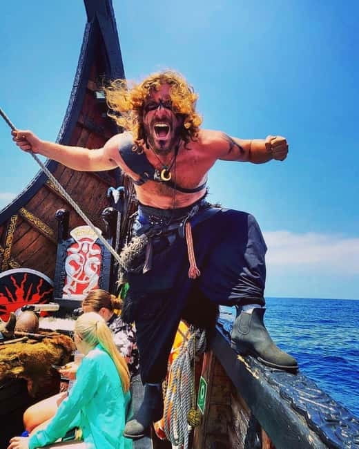 Los Cristianos: Whale Watching Cruise w/Swim Stop & Drinks - Coastal views from Los Cristianos to Adeje