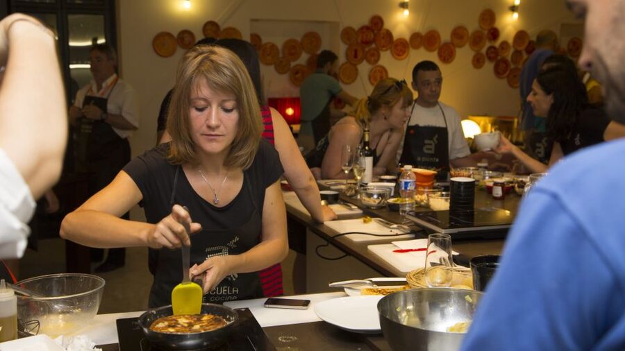 Madrid: 10 Tapas 2.5-Hour Cooking Class - Working in teams of three or four