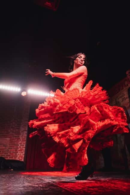 Madrid: Authentic Flamenco at Flamenco de Leones with drink - A flamenco night beside the Puerta de Alcalá